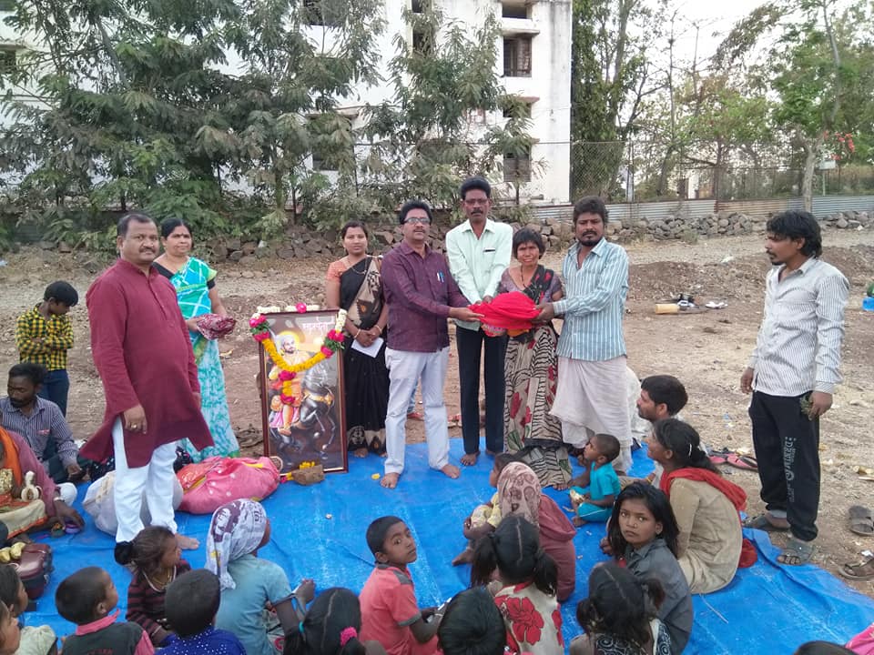 Read more about the article Distributing daily needs helpless people in Osmanabad
