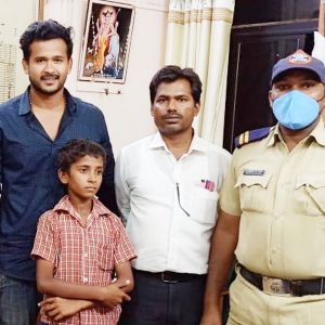 शेवटी अनोळखी मुलाला मिळाला आसरा